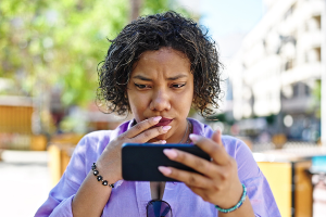 Esta semana em golpes: contras de cartas Pokémon, extorsão de e-mail e uma foto viral de casamento com IA