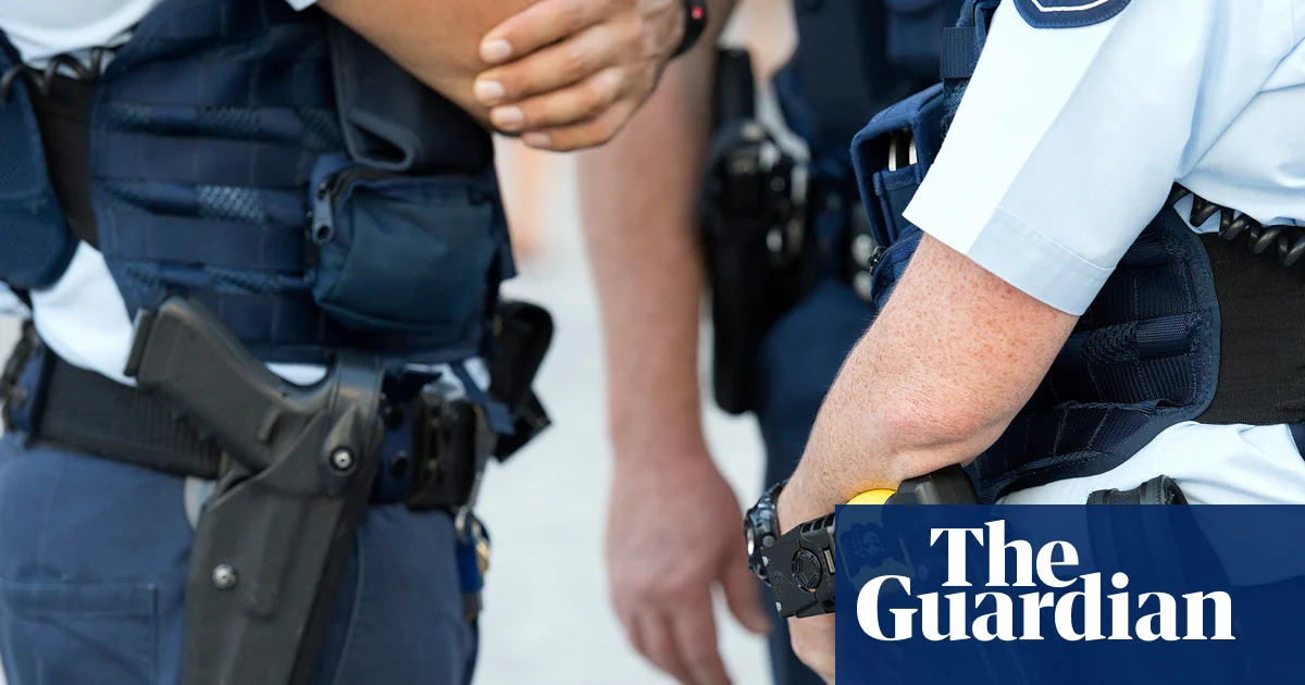 Polícia de Queensland processou depois que policial foi pego descrevendo indianos como 'pervertidos' enquanto investigava motorista de carona | Queensland