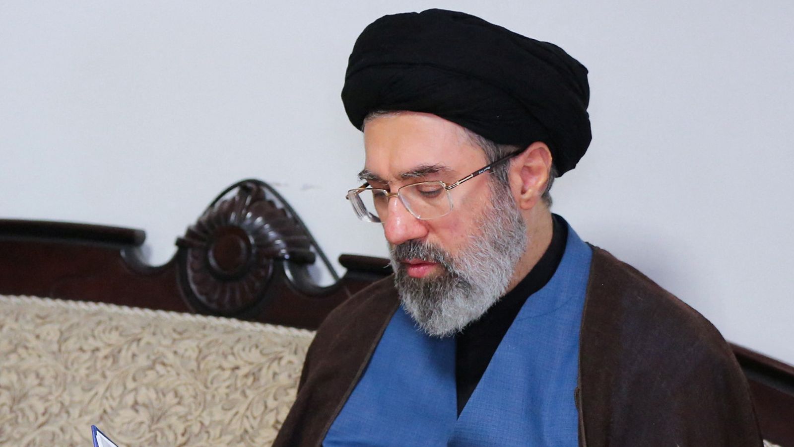 O que sabemos sobre o novo líder supremo do Irão, Mojtaba Khamenei – e porque é que a sua nomeação não é um bom presságio para a paz | Notícias do mundo